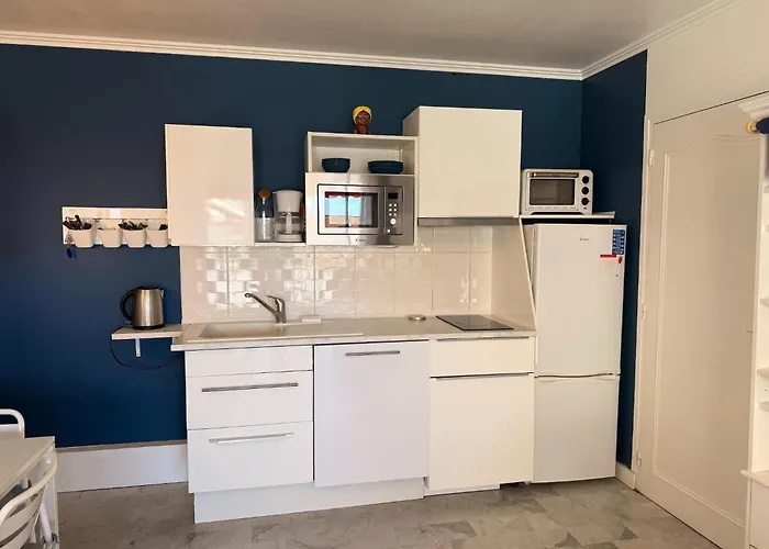 Peaceful La Pinede For Couple Антиб