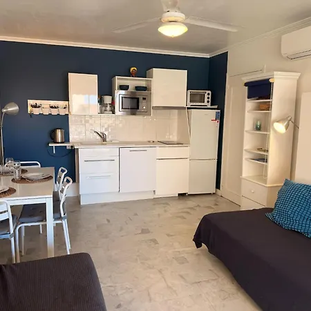 Peaceful La Pinede For Couple Daire